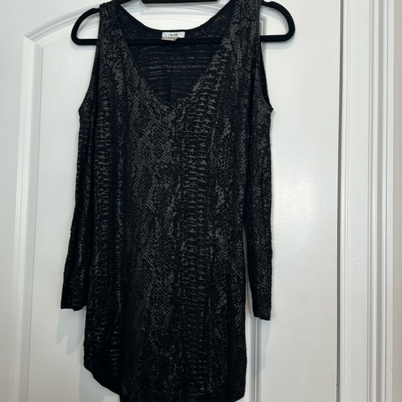 Cache Cold Shoulder Top - Picture 2 of 6